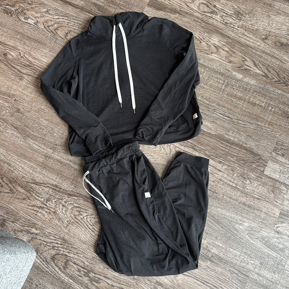 Vuori Women’s Halo Essentials DreamKnit Performance Sweatershit and Jogger SET